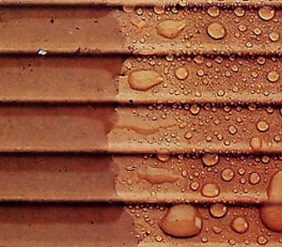 Ladrillo con gotas de agua